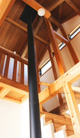 外壁も階段も。細部に至る伝統工法の技と山武杉の魅力。